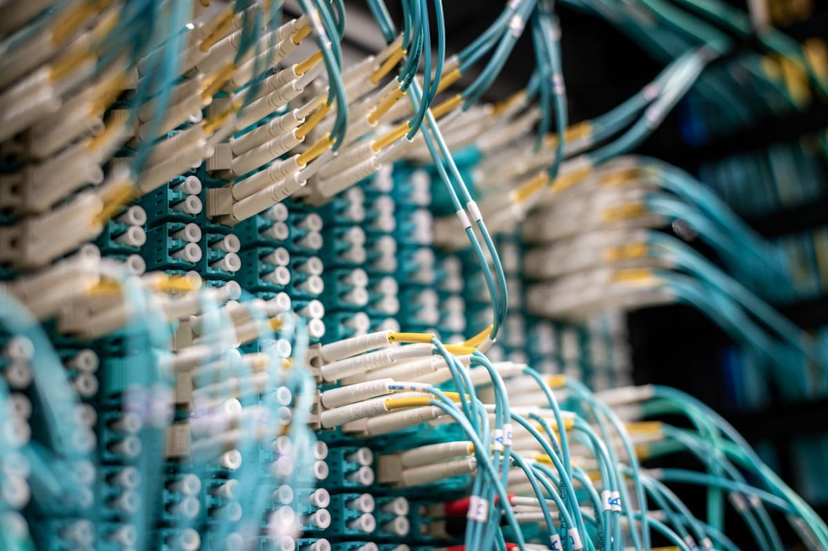 Switch de fibra óptica con puertos SFP y cables monomodo conectados en infraestructura de red empresarial
