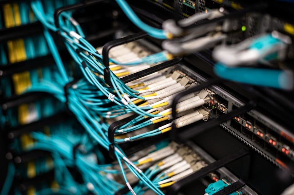 Comparación de módulos SFP 1G y SFP+ 10G sobre superficie con fibra óptica LC duplex conectada en infraestructura de red